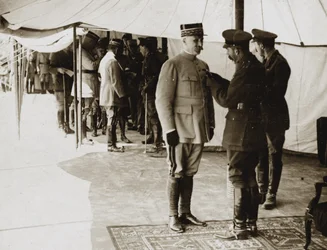 Jorge V decora al General Petain